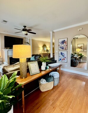 Smart TV, fireplace, books, stereo