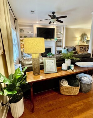 Smart-tv, een open haard, boeken en een stereo