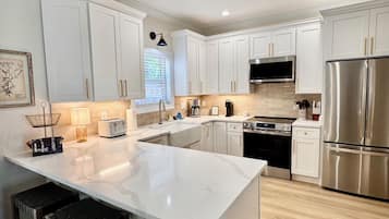 Coffee/tea maker, fridge, microwave, oven
