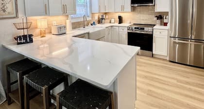 Boutique Oxford Townhouse 1 Mile to Ole Miss & The Square Sleeps 8