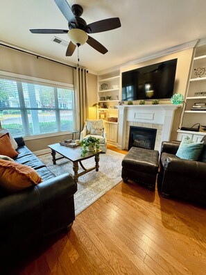 Smart TV, fireplace, books, stereo