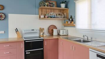 Coffee/tea maker, fridge, microwave, oven