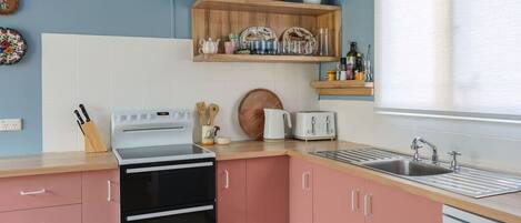 Køleskab, mikrobølgeovn, ovn, kogeplade