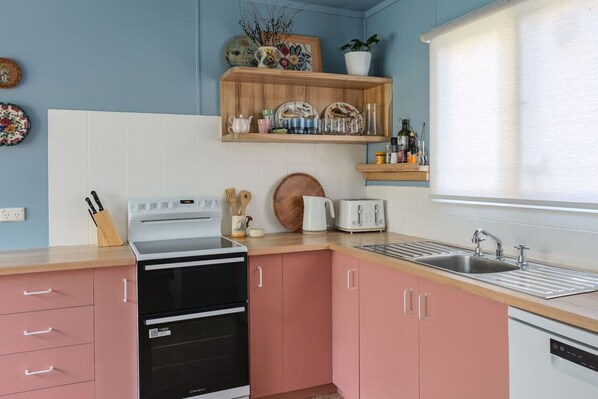 Frigorífico, microondas, horno y placa de cocina