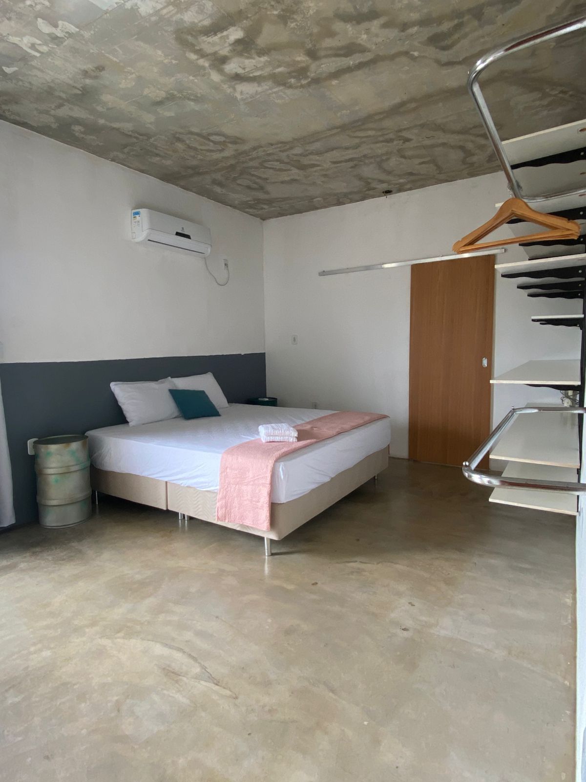 5 quartos, escrivaninha, ferros/tábuas de passar roupa