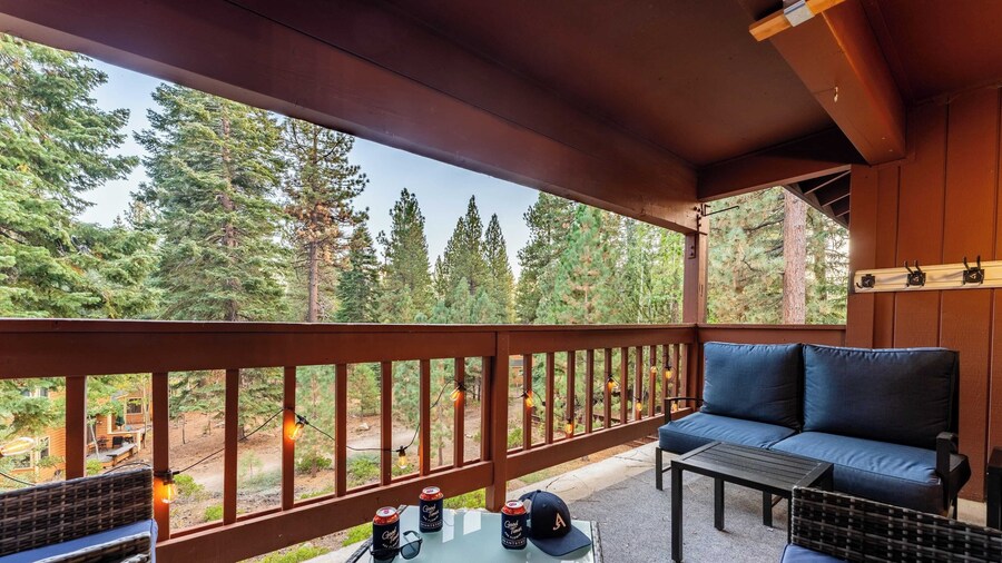 Walk to Lake, Dining+shops 5mins to Ski Resort Incline Paradise by Avantstay