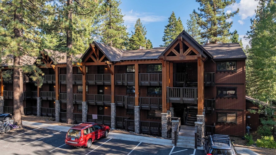 Walk to Lake, Dining+shops 5mins to Ski Resort Incline Paradise by Avantstay