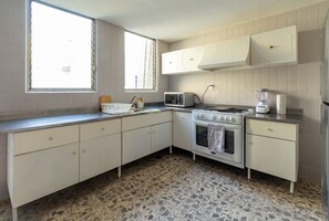 Appartement | Cuisine privée | Réfrigérateur, micro-ondes, four, plaque de cuisson