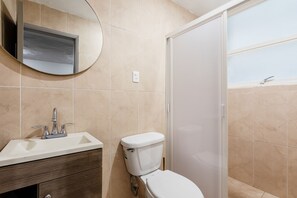 Bathroom - Polanco 3BR - Elevator, Laundry, Sleeps 10 Guests (Mexico City)