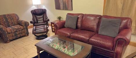 Smart-tv, een open haard, tafelvoetbal en boeken