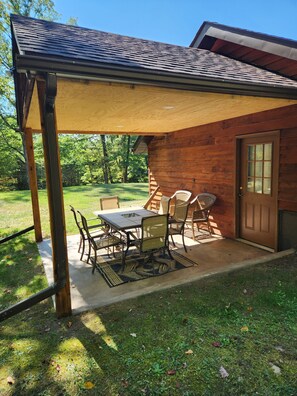 Outdoor dining - Cozy, Quiet Mountain Cabin~ Near Seven Springs! (Champion)