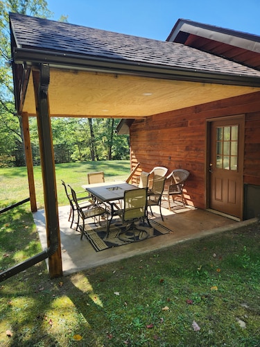 Cozy, Quiet Mountain Cabin~ Near Seven Springs!