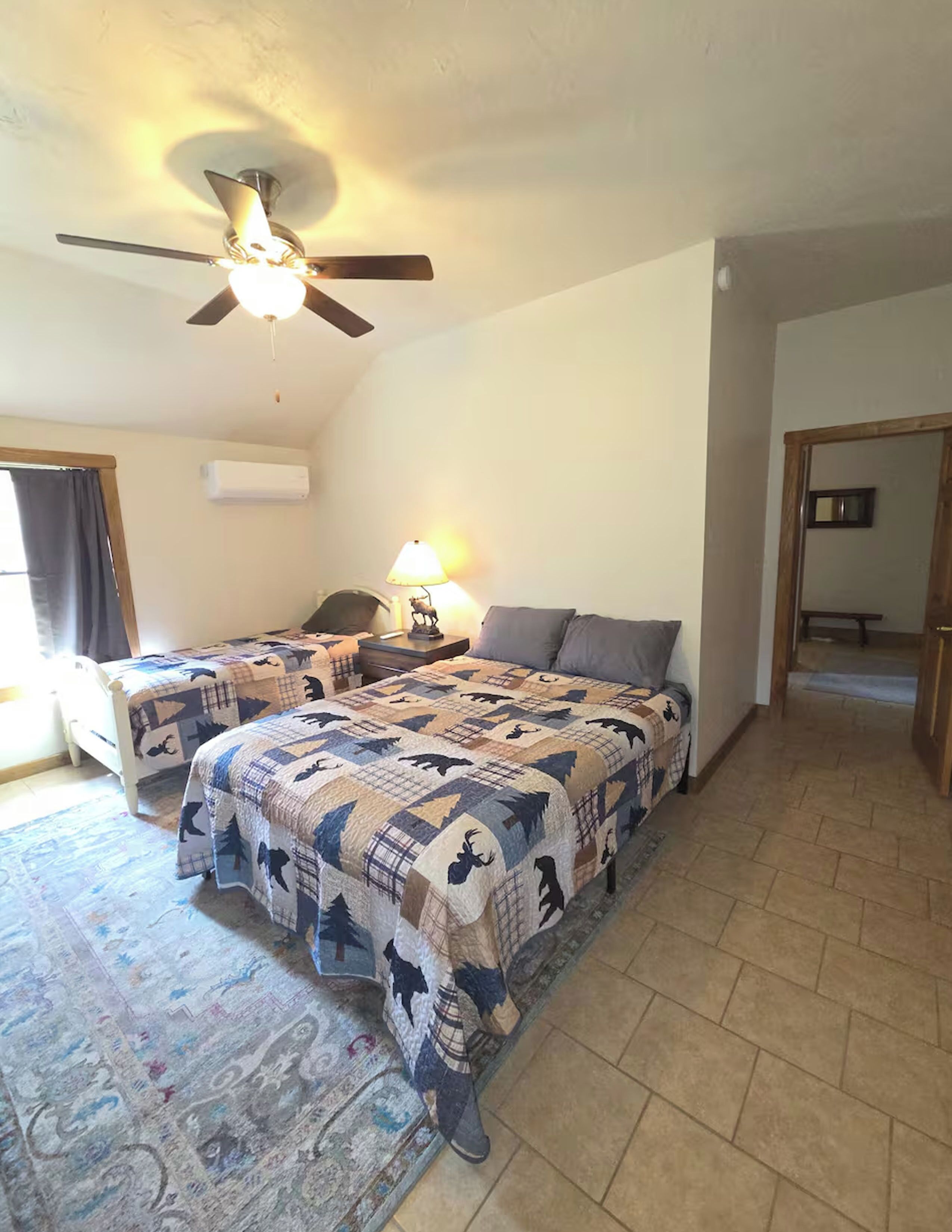 2 quartos, berço de viagem, Wi-Fi de cortesia, roupa de cama