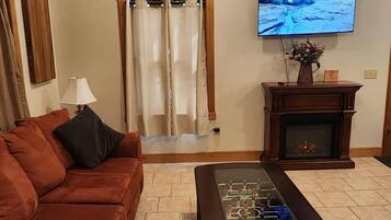 Televisor intel·ligent, llar de foc, futbolí i llibres