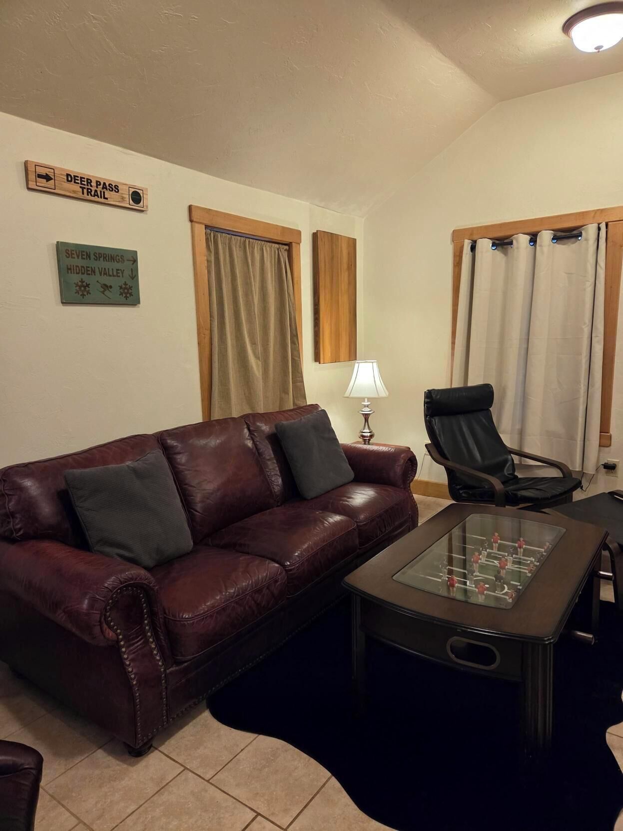 スマートテレビ、暖炉、テーブルサッカー台、書庫