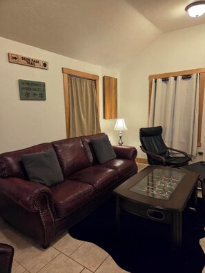 Téléviseur connecté, foyer, table de baby-foot, livres