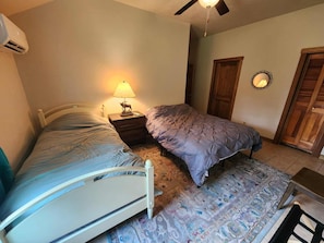 2 Schlafzimmer, Reisekinderbett, kostenloses WLAN, Bettwäsche