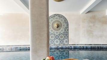 Una piscina cubierta