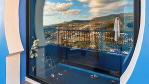 Un balcón con vistas despejadas a la ciudad y a las montañas.
