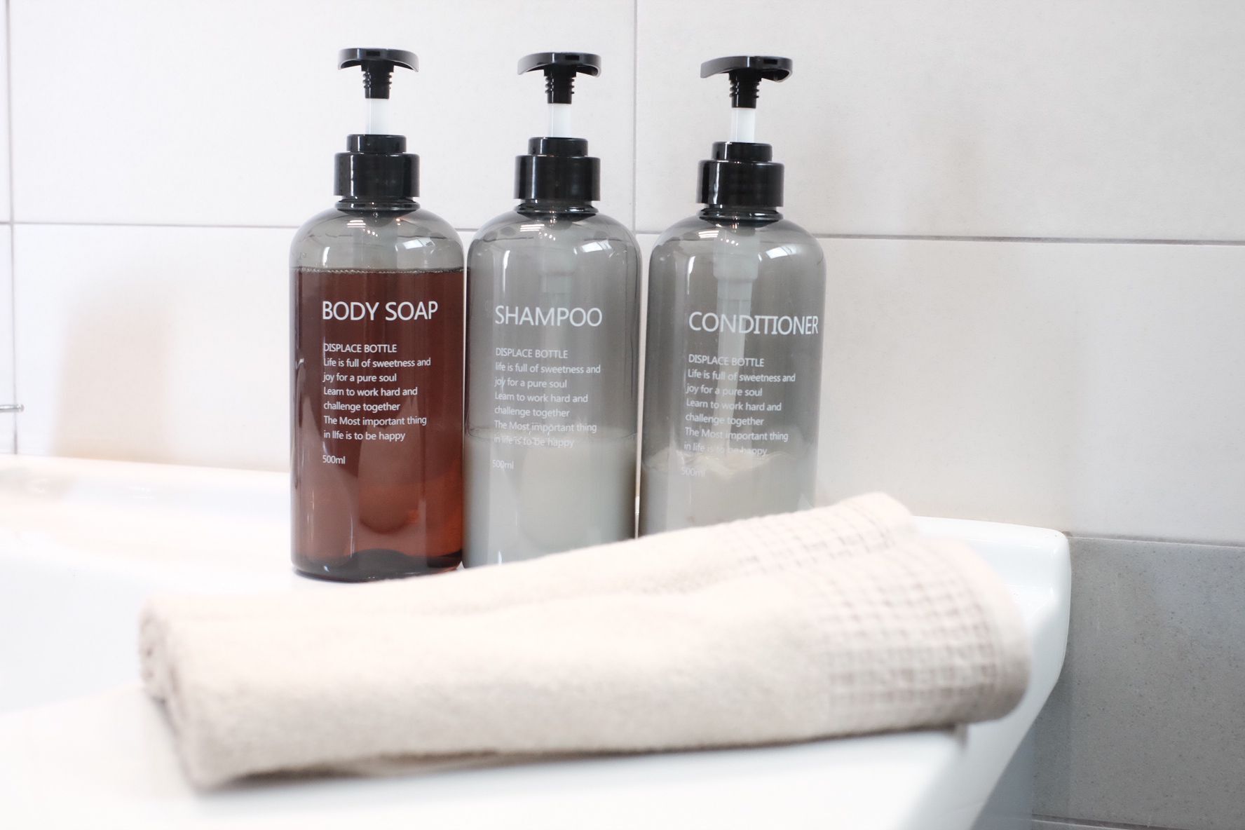 Sèche-cheveux, serviettes fournies, savon, papier toilette