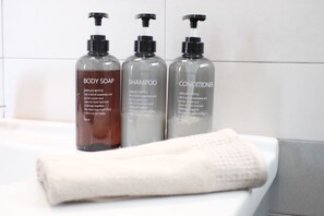 مجففات شعر، مناشف، صابون، ورق حمّام