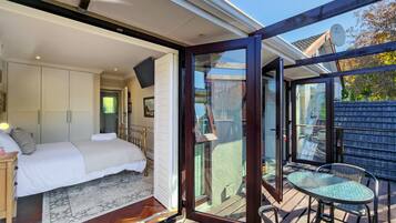 3 bedrooms, iron/ironing board, internet, bed sheets