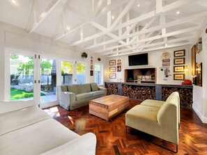 Televisie en een open haard