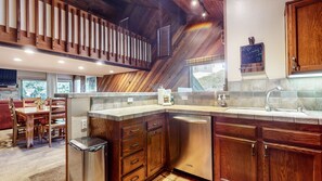 Kylskåp, mikrovågsugn, ugn och diskmaskin