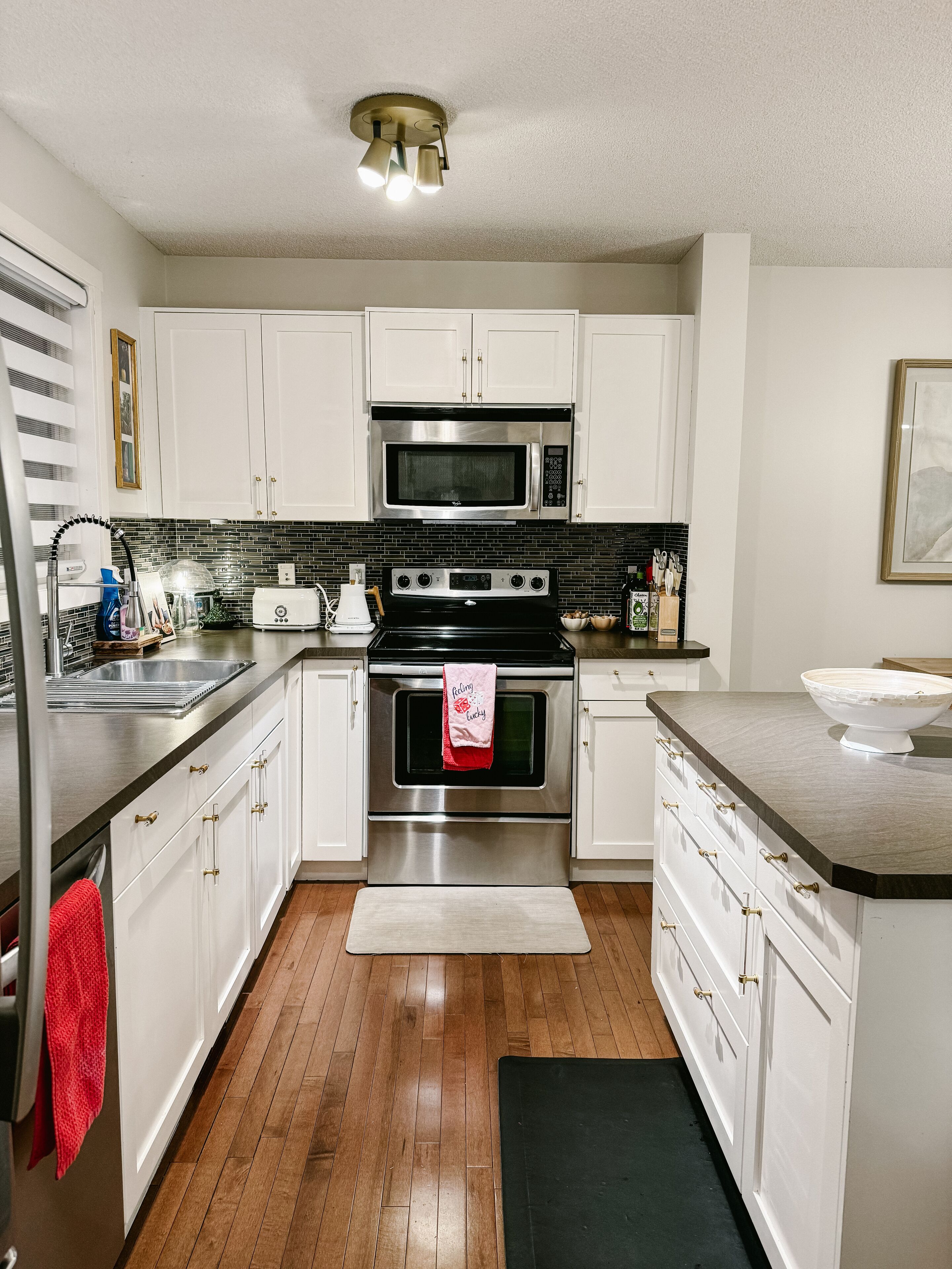 Refrigerador, microondas, horno y parrilla de estufa 