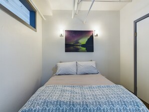 Tabla de planchar con plancha, wifi gratis, ropa de cama