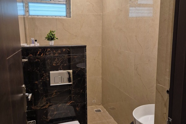 Ducha, artículos de higiene personal gratuitos, toallas y jabón