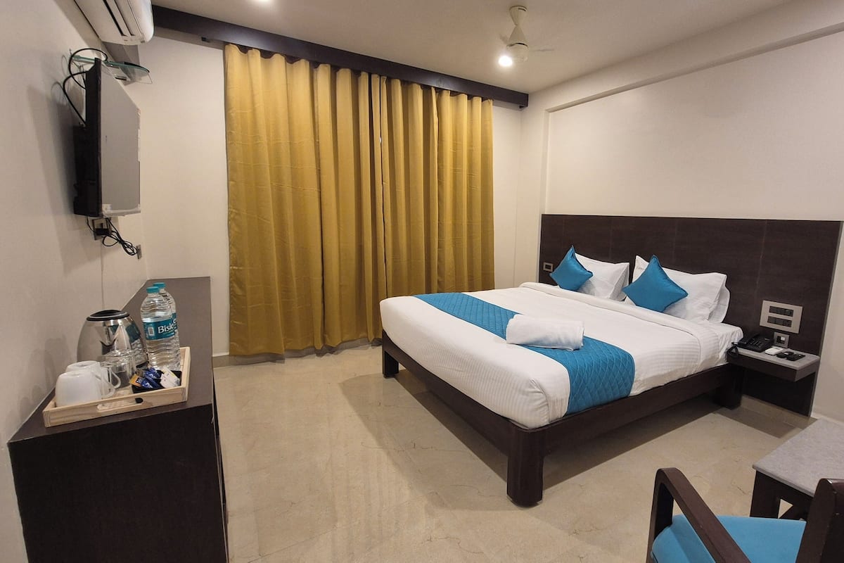 Superior Double Room, 1 King Bed, Non Smoking, City View | Down comforters, pillowtop beds, laptop workspace, free WiFi