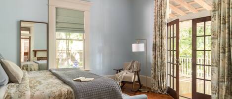 Suíte superior, 2 quartos, para não fumantes, vista para o pátio | Ferros/tábuas de passar roupa, Wi-Fi de cortesia