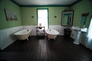 Bathroom - Old Fashioned 1930s Country Cottage Retreat in Plantersville - Near TX Ren Fest (Plantersville)