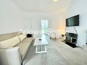 Una Smart TV, una chimenea