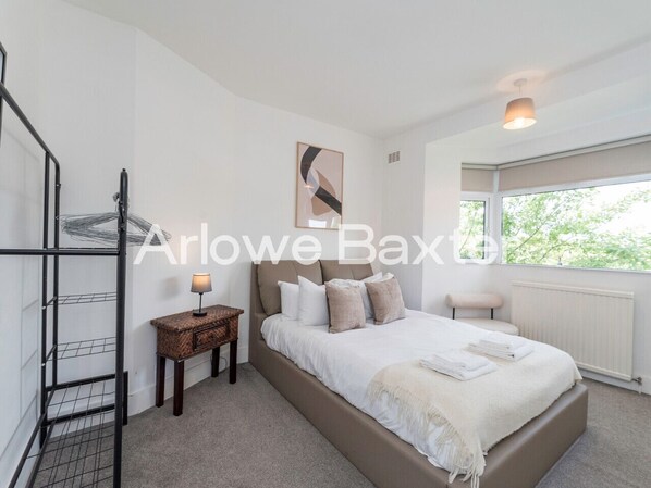 3 bedrooms, desk, iron/ironing board, travel cot