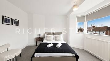 3 bedrooms, desk, iron/ironing board, travel crib