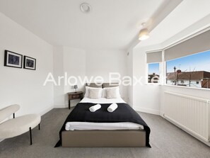 3 slaapkamers, een bureau, een strijkplank/strijkijzer, reisbedje