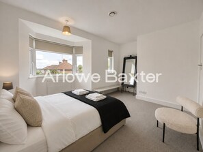 3 makuuhuonetta, työpöytä, silitysrauta/-lauta, vauvan matkasänky