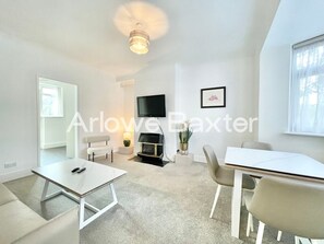 Dining - Stylish 3-Bedroom Garden Home | AC | Contractors (Hertfordshire)