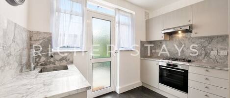 冷蔵庫、電子レンジ、オーブン、コンロ