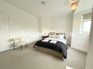 3 dormitorios, escritorio, tabla de planchar con plancha y cuna de viaje