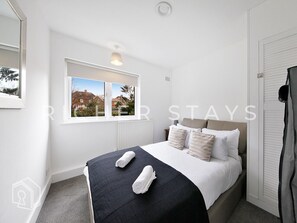 3 bedrooms, desk, iron/ironing board, travel cot