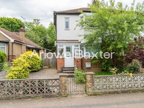 Exterior - Stylish 3-Bedroom Garden Home | AC | Contractors (Hertfordshire)