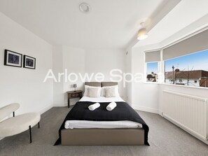 3 Schlafzimmer, Schreibtisch, Bügeleisen/Bügelbrett, Reisekinderbett