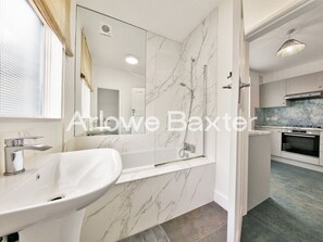 Hair dryer, towels - Stylish 3-Bedroom Garden Home | AC | Contractors (Hertfordshire)