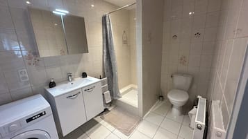 Een douche, een haardroger, handdoeken, toiletpapier