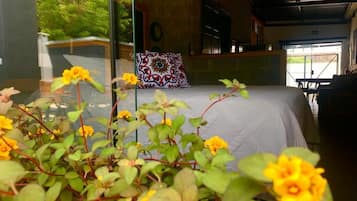 舒適開放式客房, 花園景觀 | 遮光布/窗簾、熨斗/熨衣板、免費無線上網