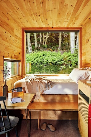 Mökki, 1 keskisuuri parisänky | Yksityinen keittiö | Minijääkaappi, liesi, keittoastiat/astiat/ruokailuvälineet, talouspaperi