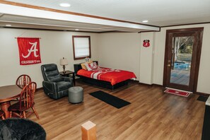 3 bedrooms, desk, WiFi